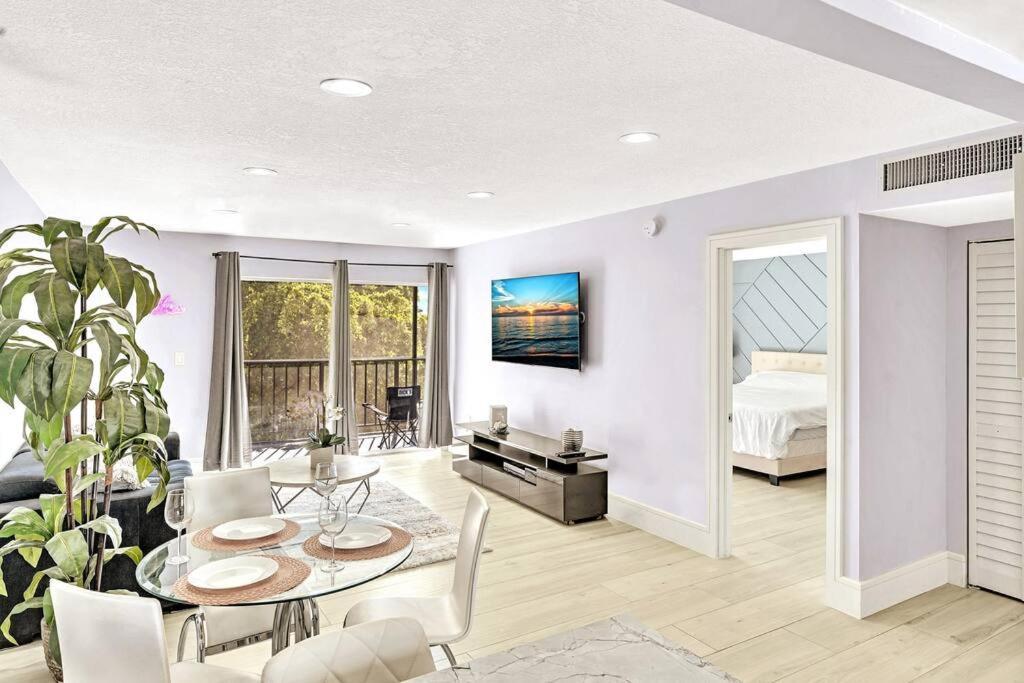 One Bedroom Steps Away From The Beach! Sunny Isles Beach Kültér fotó
