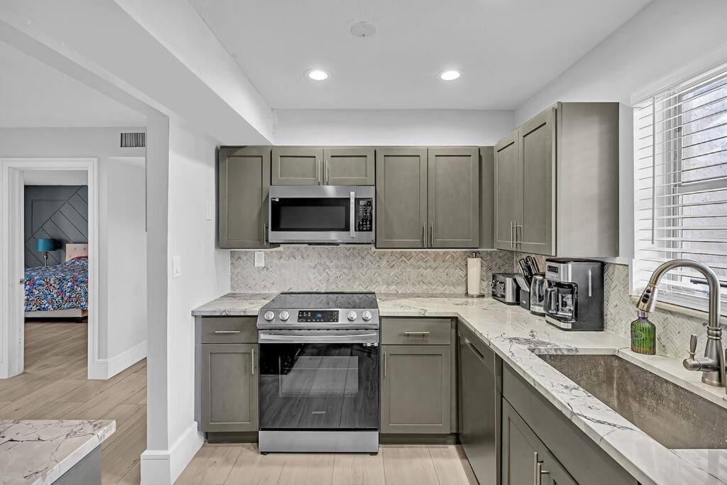 One Bedroom Steps Away From The Beach! Sunny Isles Beach Kültér fotó