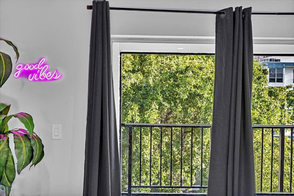One Bedroom Steps Away From The Beach! Sunny Isles Beach Kültér fotó
