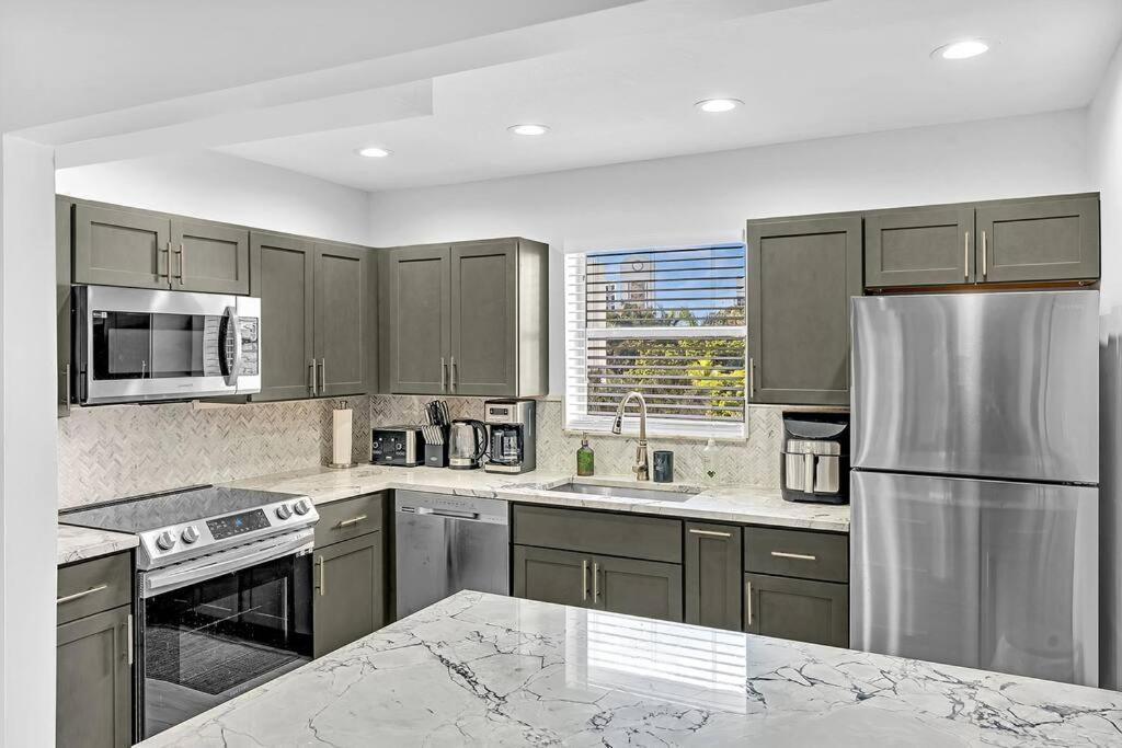 One Bedroom Steps Away From The Beach! Sunny Isles Beach Kültér fotó